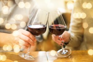 パーティーで乾杯している